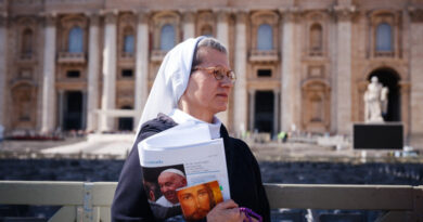 En un Vaticano sin el papa, los fieles se debaten entre orar o hacer turismo