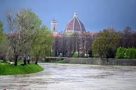  Florencia cierra sus museos ante las crecidas y las primeras inundaciones por un temporal