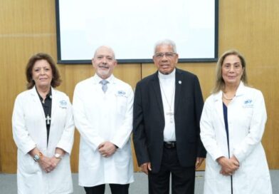 Monseñor Ozoria visita el Instituto Dermatológico Dominicano; destaca obra humanitaria