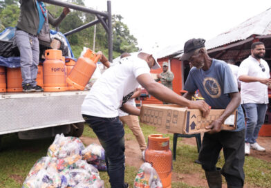 Entregan un enseres de cocina para erradicar leña y carbón en los hogares de El Valle, Hato Mayor