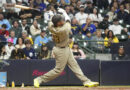 Manny Machado pega otro jonrón y Padres blanquean a Cerveceros 2-0