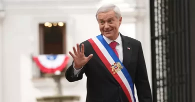 Kast mira hacia la inmigración de los indocumentados