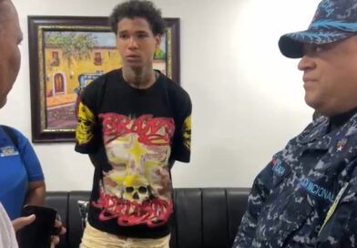 Se entrega segundo implicado del asalto captado en video viral en Santiago