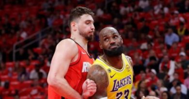 LeBron y Smart conducen a Lakers a su tercera victoria seguida en los playoffs