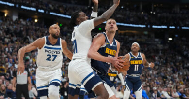 Jokic logra un triple-doble y los Nuggets evitan la eliminación ante T-Wolves