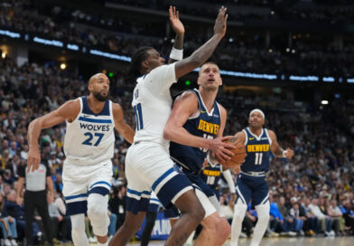 Jokic logra un triple-doble y los Nuggets evitan la eliminación ante T-Wolves