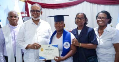 Empoderamiento femenino: 38 mujeres graduadas en San Cristóbal en productos químicos