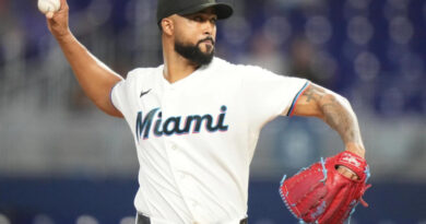 Harris y Yastrzemski jonronean para que los Bravos derroten Alcántara y a los Marlins