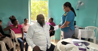 Anderson de los Santos lleva operativo médico a la comunidad El Vigía de Yamasá