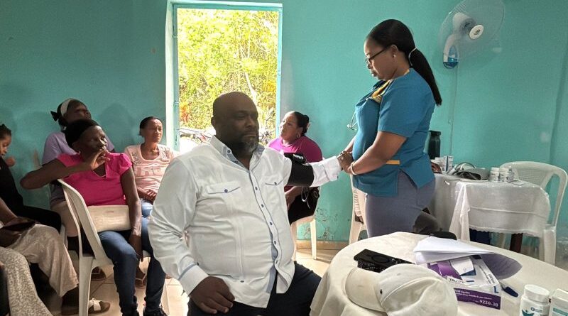 Anderson de los Santos lleva operativo médico a la comunidad El Vigía de Yamasá