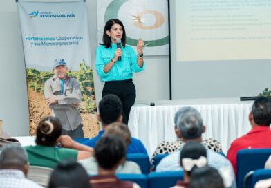 Fundación Reservas del País ofrece conferencia a microempresarios de Pedernales