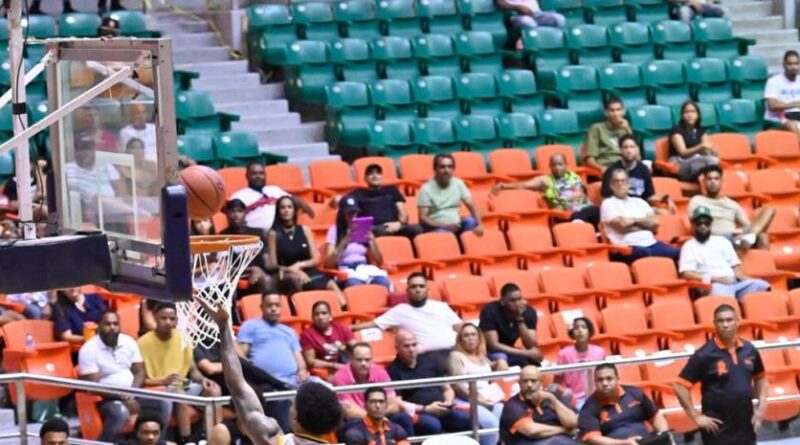 Metros arrancan la fase de eliminación con triunfo contundente; Thamba y Hall lideran ante Reales