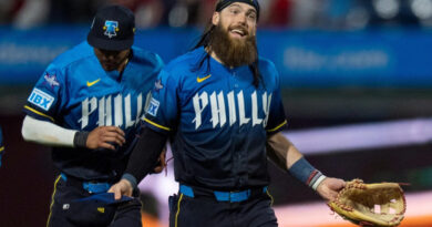 Marsh y Schwarber intercambian roles para liderar la victoria de los Filis