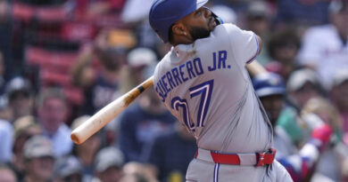 Vladi Jr. da su primer jonrón desde el 17 de mayo y Toronto vence Medias Rojas.