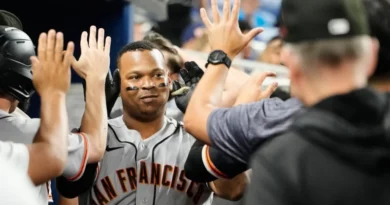 Rafael Devers pide disculpas al manager Vitello tras estallido en el doguot
