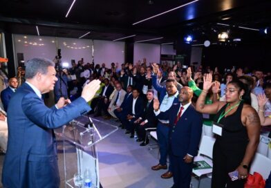 Leonel juramenta en Madrid a dirigentes del PRM, PLD y PED que pasan a la Fuerza del Pueblo