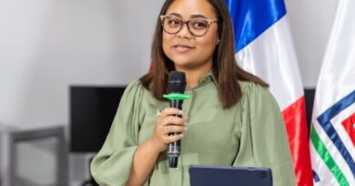 Joven locutora de San Cristóbal, Francisca Frías, presenta su primer libro «Pensamientos» en la Universidad del Caribe
