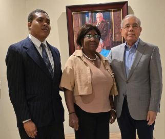 Danilo Medina juramenta a María Gallard y José Andrés Gomera en el PLD