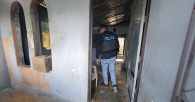 Policía ocupa 100 porciones de presuntas drogas y arresta a dos hombres durante operativos en Esperanza