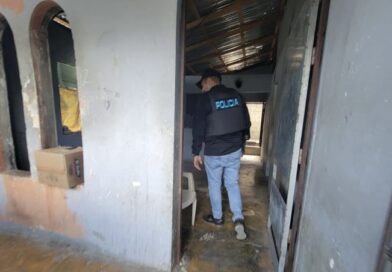 Policía ocupa 100 porciones de presuntas drogas y arresta a dos hombres durante operativos en Esperanza