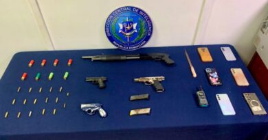 Dintel y Ministerio Público detienen a dos personas, ocupan armas y municiones en Santiago
