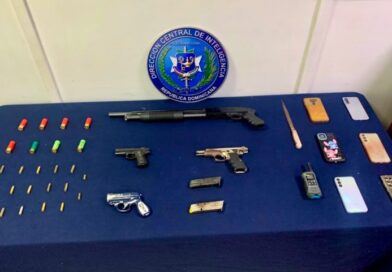 Dintel y Ministerio Público detienen a dos personas, ocupan armas y municiones en Santiago