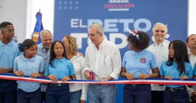 Abinader inaugura techado de centro educativo en Cambita de San Cristóbal por más de RD$26 MM